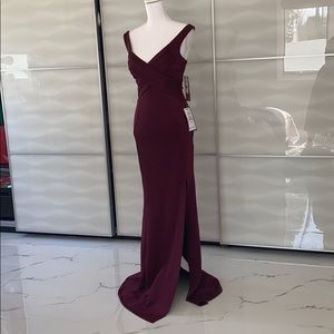 Beautiful burgundy gown with slit 🌸